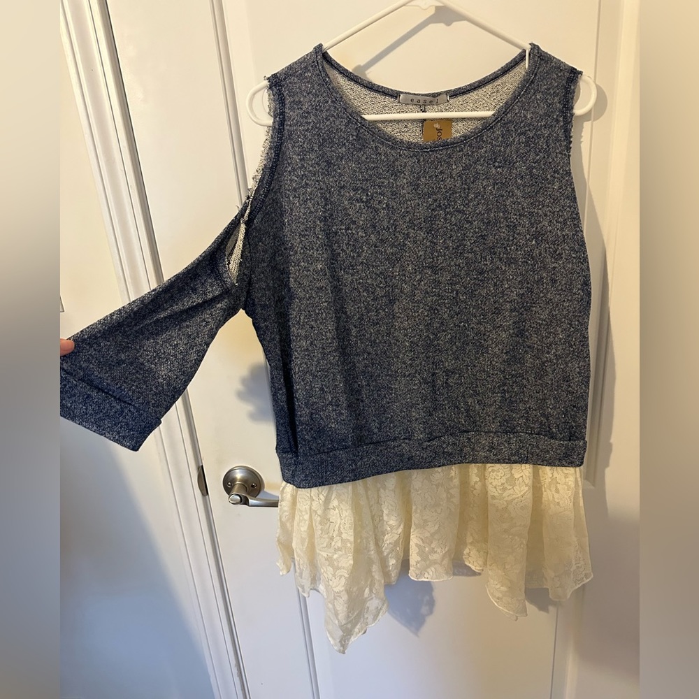 Cold shoulder stop with lace, blue and white, new with tags from boutique; easel